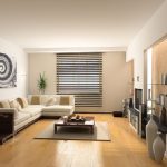 एक स्टाइलिश अभी तक आरामदायक रहने वाले कमरे को सजाने के लिए दस विशेषज्ञ टिप्स